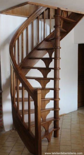 Escalier hélicoïdal en orme massif